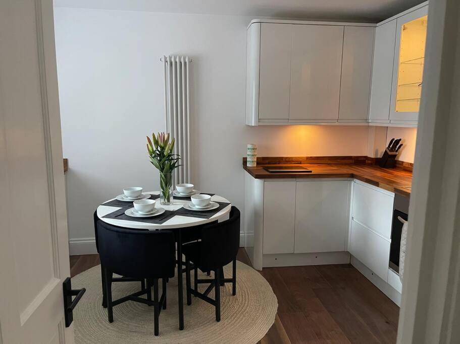 Newly Refurbished Apartment, Near Station & River Лондон Экстерьер фото